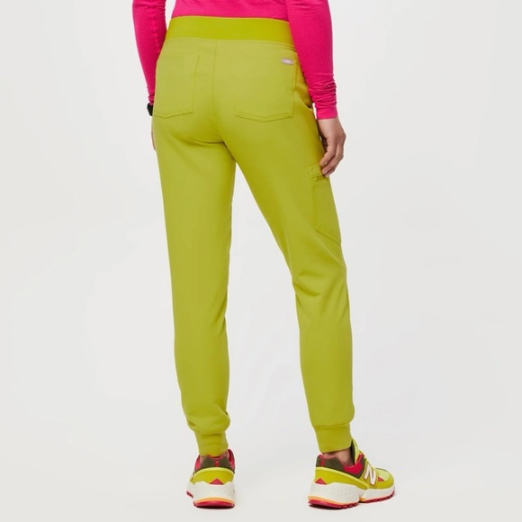 FIGS Catarina Scrub Top & Zamora Jogger Pants Set – Limeade - Picture 5 of 10